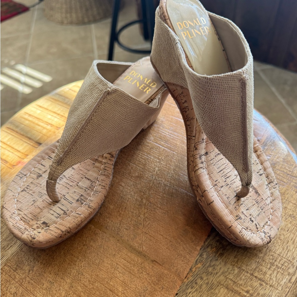 Donald J. Pliner Beige Textured Sandals - Picture 4 of 11